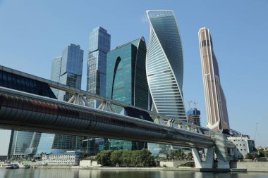 Moskova, Rusya - 13 Ağustos 2017: Düşük açılı görünüş Moscow City gökdelenlerin. Şehir merkezinde bir fütüristik tasarımı ile modern bir ticari binalar Moskova-City (Moskova Uluslararası İş Merkezi) olduğunu