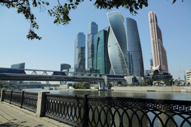 Moskova, Rusya - 13 Ağustos 2017: Düşük açılı görünüş Moscow City gökdelenlerin. Şehir merkezinde bir fütüristik tasarımı ile modern bir ticari binalar Moskova-City (Moskova Uluslararası İş Merkezi) olduğunu
