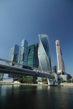 Moskova, Rusya - 13 Ağustos 2017: Düşük açılı görünüş Moscow City gökdelenlerin. Şehir merkezinde bir fütüristik tasarımı ile modern bir ticari binalar Moskova-City (Moskova Uluslararası İş Merkezi) olduğunu