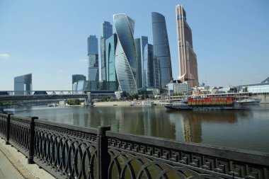 Moskova, Rusya - 13 Ağustos 2017: Düşük açılı görünüş Moscow City gökdelenlerin. Şehir merkezinde bir fütüristik tasarımı ile modern bir ticari binalar Moskova-City (Moskova Uluslararası İş Merkezi) olduğunu