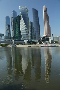 Moskova, Rusya - 13 Ağustos 2017: Düşük açılı görünüş Moscow City gökdelenlerin. Şehir merkezinde bir fütüristik tasarımı ile modern bir ticari binalar Moskova-City (Moskova Uluslararası İş Merkezi) olduğunu