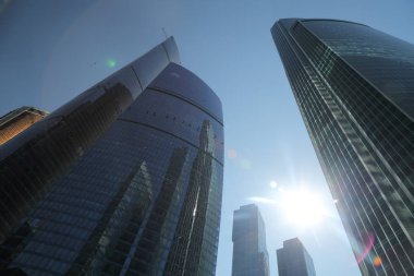 Moskova, Rusya - 13 Ağustos 2017: Düşük açılı görünüş Moscow City gökdelenlerin. Şehir merkezinde bir fütüristik tasarımı ile modern bir ticari binalar Moskova-City (Moskova Uluslararası İş Merkezi) olduğunu.