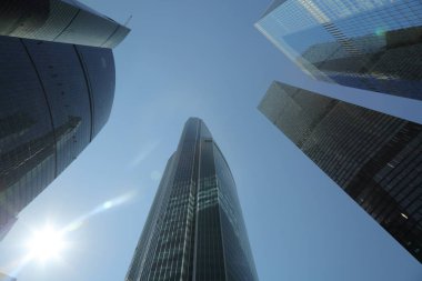 Moskova, Rusya - 13 Ağustos 2017: Düşük açılı görünüş Moscow City gökdelenlerin. Şehir merkezinde bir fütüristik tasarımı ile modern bir ticari binalar Moskova-City (Moskova Uluslararası İş Merkezi) olduğunu.
