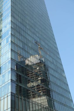 Moskova, Rusya - 13 Ağustos 2017: Düşük açılı görünüş Moscow City gökdelenlerin. Şehir merkezinde bir fütüristik tasarımı ile modern bir ticari binalar Moskova-City (Moskova Uluslararası İş Merkezi) olduğunu.