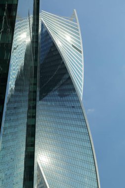 Moskova, Rusya - 13 Ağustos 2017: Düşük açılı görünüş Moscow City gökdelenlerin. Şehir merkezinde bir fütüristik tasarımı ile modern bir ticari binalar Moskova-City (Moskova Uluslararası İş Merkezi) olduğunu.