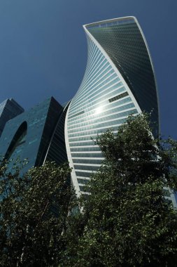 Moskova, Rusya - 13 Ağustos 2017: Düşük açılı görünüş Moscow City gökdelenlerin. Şehir merkezinde bir fütüristik tasarımı ile modern bir ticari binalar Moskova-City (Moskova Uluslararası İş Merkezi) olduğunu.