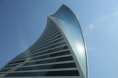 Moskova, Rusya - 13 Ağustos 2017: Düşük açılı görünüş Moscow City gökdelenlerin. Şehir merkezinde bir fütüristik tasarımı ile modern bir ticari binalar Moskova-City (Moskova Uluslararası İş Merkezi) olduğunu.