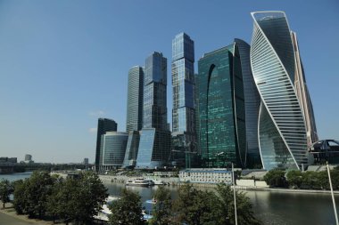 Moskova, Rusya - 13 Ağustos 2017: Düşük açılı görünüş Moscow City gökdelenlerin. Şehir merkezinde bir fütüristik tasarımı ile modern bir ticari binalar Moskova-City (Moskova Uluslararası İş Merkezi) olduğunu.