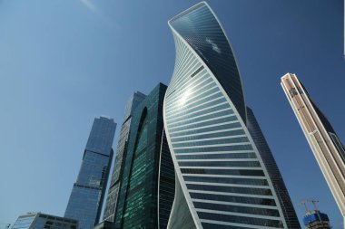 Moskova, Rusya - 13 Ağustos 2017: Düşük açılı görünüş Moscow City gökdelenlerin. Şehir merkezinde bir fütüristik tasarımı ile modern bir ticari binalar Moskova-City (Moskova Uluslararası İş Merkezi) olduğunu.