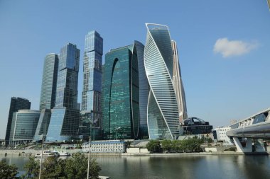 Moskova, Rusya - 13 Ağustos 2017: Düşük açılı görünüş Moscow City gökdelenlerin. Şehir merkezinde bir fütüristik tasarımı ile modern bir ticari binalar Moskova-City (Moskova Uluslararası İş Merkezi) olduğunu.
