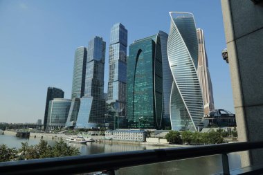 Moskova, Rusya - 13 Ağustos 2017: Düşük açılı görünüş Moscow City gökdelenlerin. Şehir merkezinde bir fütüristik tasarımı ile modern bir ticari binalar Moskova-City (Moskova Uluslararası İş Merkezi) olduğunu.