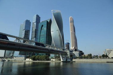 Moskova, Rusya - 13 Ağustos 2017: Düşük açılı görünüş Moscow City gökdelenlerin. Şehir merkezinde bir fütüristik tasarımı ile modern bir ticari binalar Moskova-City (Moskova Uluslararası İş Merkezi) olduğunu.