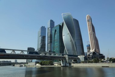 Moskova, Rusya - 13 Ağustos 2017: Düşük açılı görünüş Moscow City gökdelenlerin. Şehir merkezinde bir fütüristik tasarımı ile modern bir ticari binalar Moskova-City (Moskova Uluslararası İş Merkezi) olduğunu.