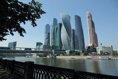 Moskova, Rusya - 13 Ağustos 2017: Düşük açılı görünüş Moscow City gökdelenlerin. Şehir merkezinde bir fütüristik tasarımı ile modern bir ticari binalar Moskova-City (Moskova Uluslararası İş Merkezi) olduğunu.