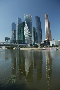 Moskova, Rusya - 13 Ağustos 2017: Düşük açılı görünüş Moscow City gökdelenlerin. Şehir merkezinde bir fütüristik tasarımı ile modern bir ticari binalar Moskova-City (Moskova Uluslararası İş Merkezi) olduğunu.