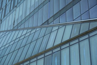 Moskova, Rusya - 13 Ağustos 2017: Düşük açılı görünüş Moscow City gökdelenlerin. Şehir merkezinde bir fütüristik tasarımı ile modern bir ticari binalar Moskova-City (Moskova Uluslararası İş Merkezi) olduğunu.