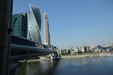 Moskova, Rusya - 13 Ağustos 2017: Düşük açılı görünüş Moscow City gökdelenlerin. Şehir merkezinde bir fütüristik tasarımı ile modern bir ticari binalar Moskova-City (Moskova Uluslararası İş Merkezi) olduğunu.