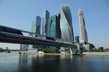 Moskova, Rusya - 13 Ağustos 2017: Düşük açılı görünüş Moscow City gökdelenlerin. Şehir merkezinde bir fütüristik tasarımı ile modern bir ticari binalar Moskova-City (Moskova Uluslararası İş Merkezi) olduğunu.