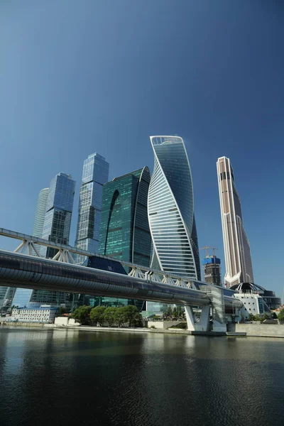 Moskova, Rusya - 13 Ağustos 2017: Düşük açılı görünüş Moscow City gökdelenlerin. Şehir merkezinde bir fütüristik tasarımı ile modern bir ticari binalar Moskova-City (Moskova Uluslararası İş Merkezi) olduğunu