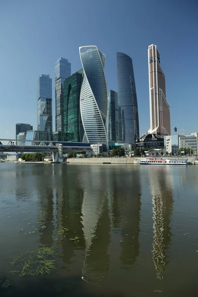 Moskova, Rusya - 13 Ağustos 2017: Düşük açılı görünüş Moscow City gökdelenlerin. Şehir merkezinde bir fütüristik tasarımı ile modern bir ticari binalar Moskova-City (Moskova Uluslararası İş Merkezi) olduğunu.
