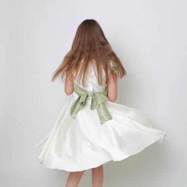 Bir stüdyo portre / Teen kız hareket dans için poz bir elbise Muhteşem genç kız