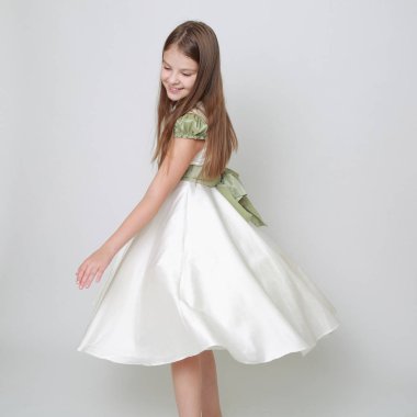 Bir stüdyo portre / Teen kız hareket dans için poz bir elbise Muhteşem genç kız