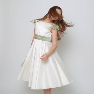 Bir stüdyo portre / Teen kız hareket dans için poz bir elbise Muhteşem genç kız