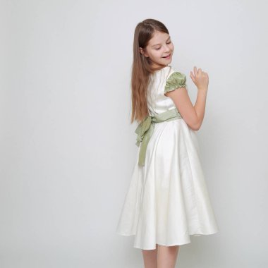 Bir stüdyo portre / Teen kız hareket dans için poz bir elbise Muhteşem genç kız