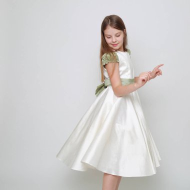 Bir stüdyo portre / Teen kız hareket dans için poz bir elbise Muhteşem genç kız