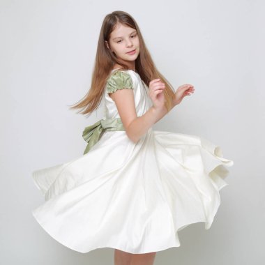 Bir stüdyo portre / Teen kız hareket dans için poz bir elbise Muhteşem genç kız