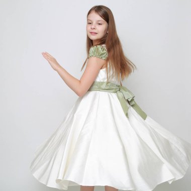 Bir stüdyo portre / Teen kız hareket dans için poz bir elbise Muhteşem genç kız