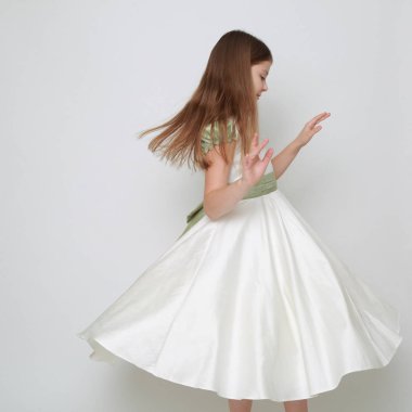 Bir stüdyo portre / Teen kız hareket dans için poz bir elbise Muhteşem genç kız