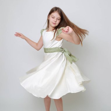 Bir stüdyo portre / Teen kız hareket dans için poz bir elbise Muhteşem genç kız