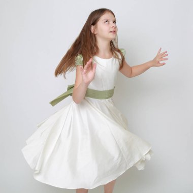 Bir stüdyo portre / Teen kız hareket dans için poz bir elbise Muhteşem genç kız