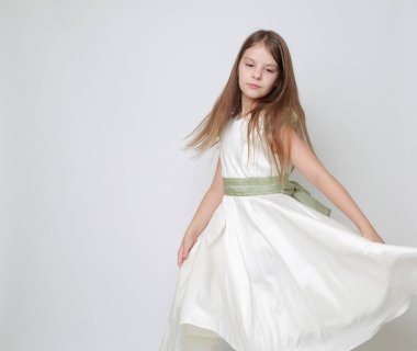 Bir stüdyo portre / Teen kız hareket dans için poz bir elbise Muhteşem genç kız