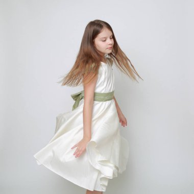 Bir stüdyo portre / Teen kız hareket dans için poz bir elbise Muhteşem genç kız