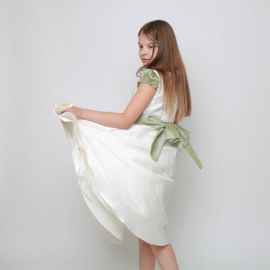 Bir stüdyo portre / Teen kız hareket dans için poz bir elbise Muhteşem genç kız