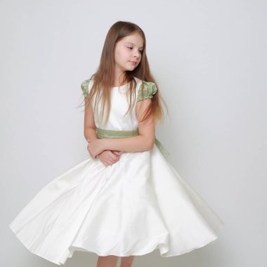 Bir stüdyo portre / Teen kız hareket dans için poz bir elbise Muhteşem genç kız