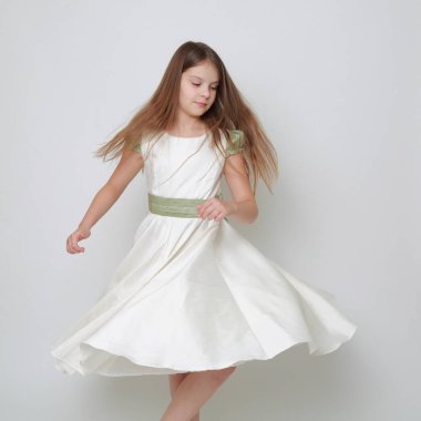 Bir stüdyo portre / Teen kız hareket dans için poz bir elbise Muhteşem genç kız