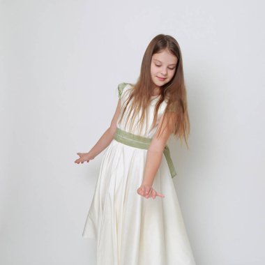 Bir stüdyo portre / Teen kız hareket dans için poz bir elbise Muhteşem genç kız