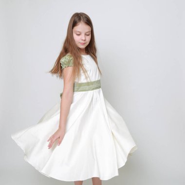 Bir stüdyo portre / Teen kız hareket dans için poz bir elbise Muhteşem genç kız