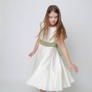 Bir stüdyo portre / Teen kız hareket dans için poz bir elbise Muhteşem genç kız