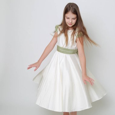 Bir stüdyo portre / Teen kız hareket dans için poz bir elbise Muhteşem genç kız