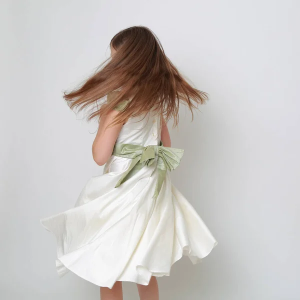 Magnifique Adolescent Fille Dans Une Robe Posant Pour Portrait Studio — Photo