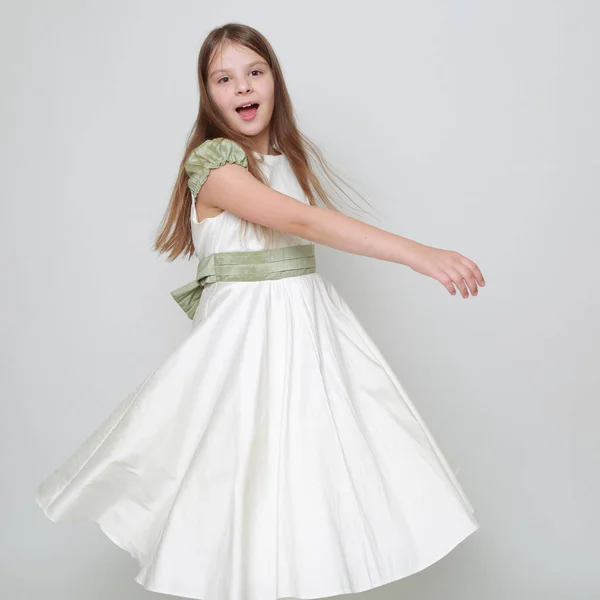スタジオの肖像画 ティーンの女の子のダンスのためにポーズドレスでゴージャスな十代の女の子 — ストック写真