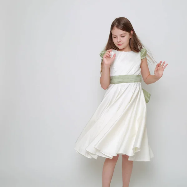 Magnifique Adolescent Fille Dans Une Robe Posant Pour Portrait Studio — Photo