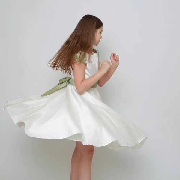 Krásná Dívka Šatech Pro Ateliér Portrét Dospívající Dívčí Tanec — Stock fotografie