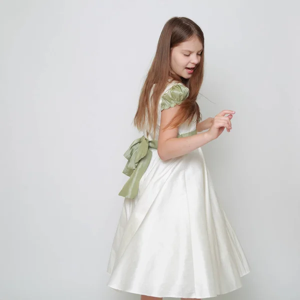 Magnifique Adolescent Fille Dans Une Robe Posant Pour Portrait Studio — Photo