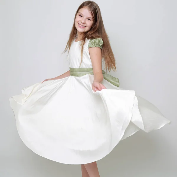 Magnifique Adolescent Fille Dans Une Robe Posant Pour Portrait Studio — Photo