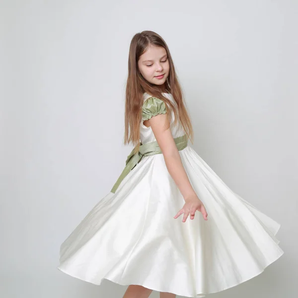 Hinreißende Teenie Mädchen Einem Kleid Posieren Für Ein Studioporträt Teenie — Stockfoto
